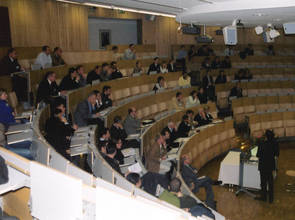 linkes Bild: bersichtsvortrge im Hrsaal, rechtes Bild: Postersession mit dem Advisory Board