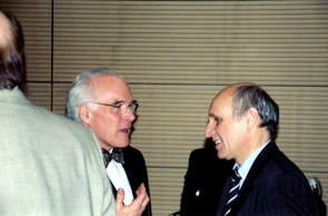 linkes Bild: Prof. McKenna, GB und Prof. Katus, Heidelberg, rechtes Bild: Kaffeepause im Foyer